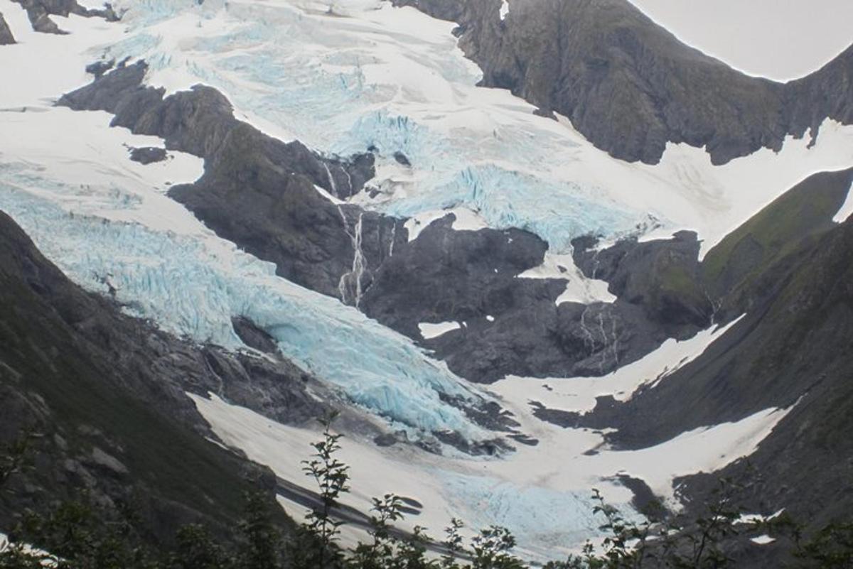 isang tanawin ng isang glacier sa isang hanay ng bundok