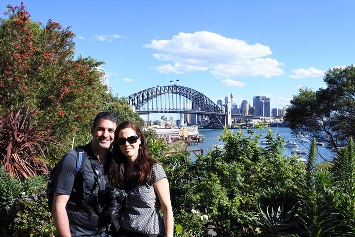 Muž a žena stojící před přístavem v Sydney