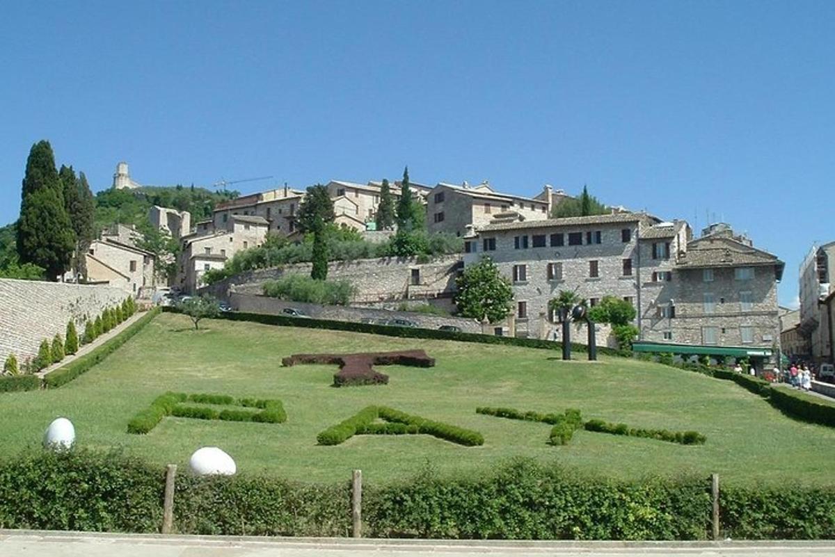 a large garden in the middle of a city