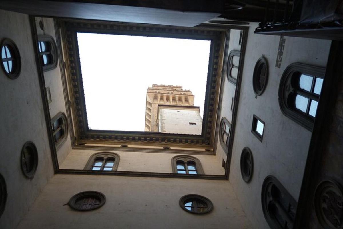 منظر لمبنى شاهق من خلال مرآة