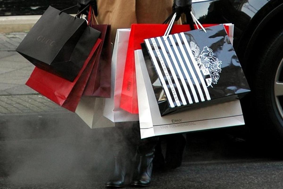 isang tumpok ng mga shopping bag na nakaupo sa isang mesa