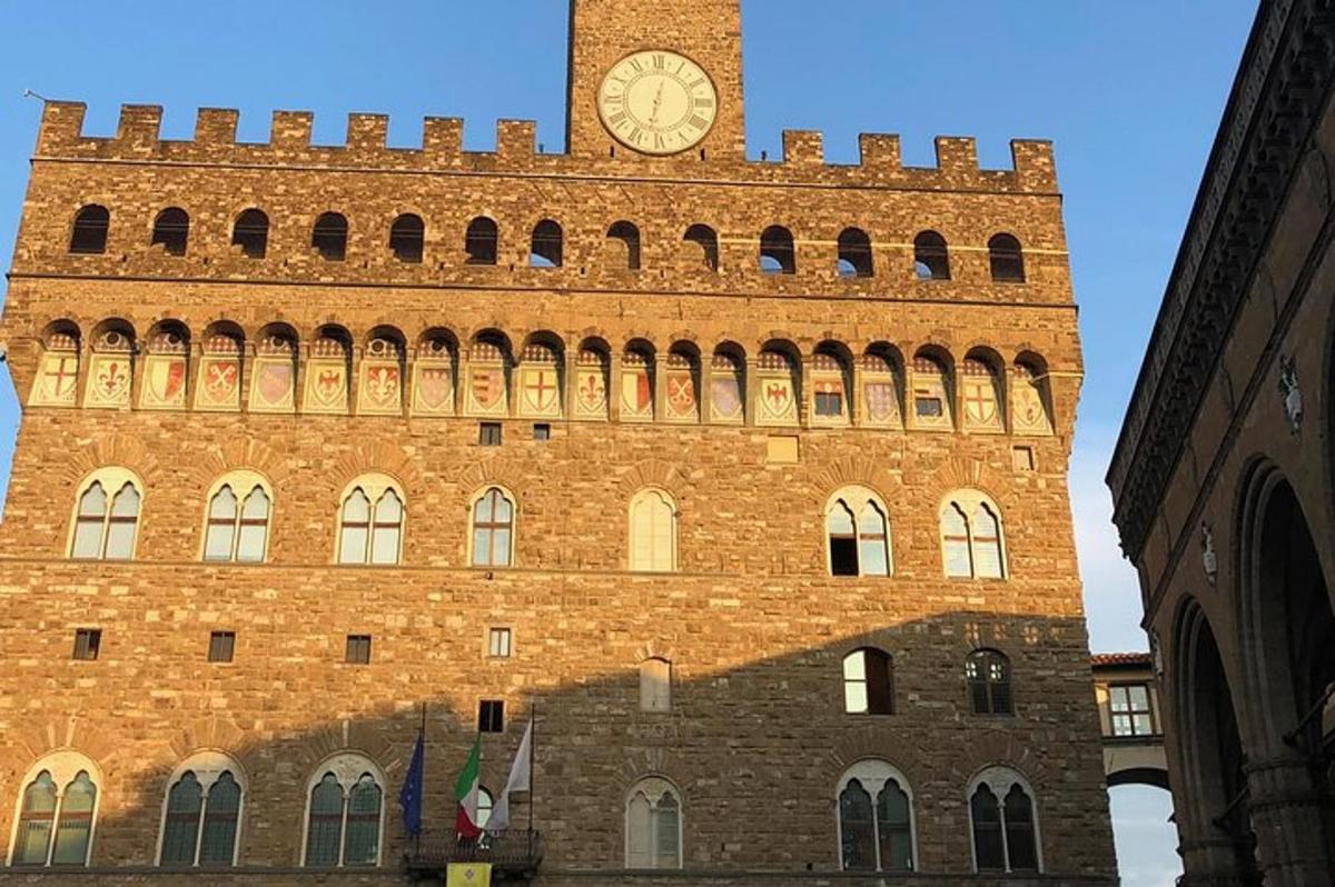 um grande edifício de tijolos com uma torre de relógio