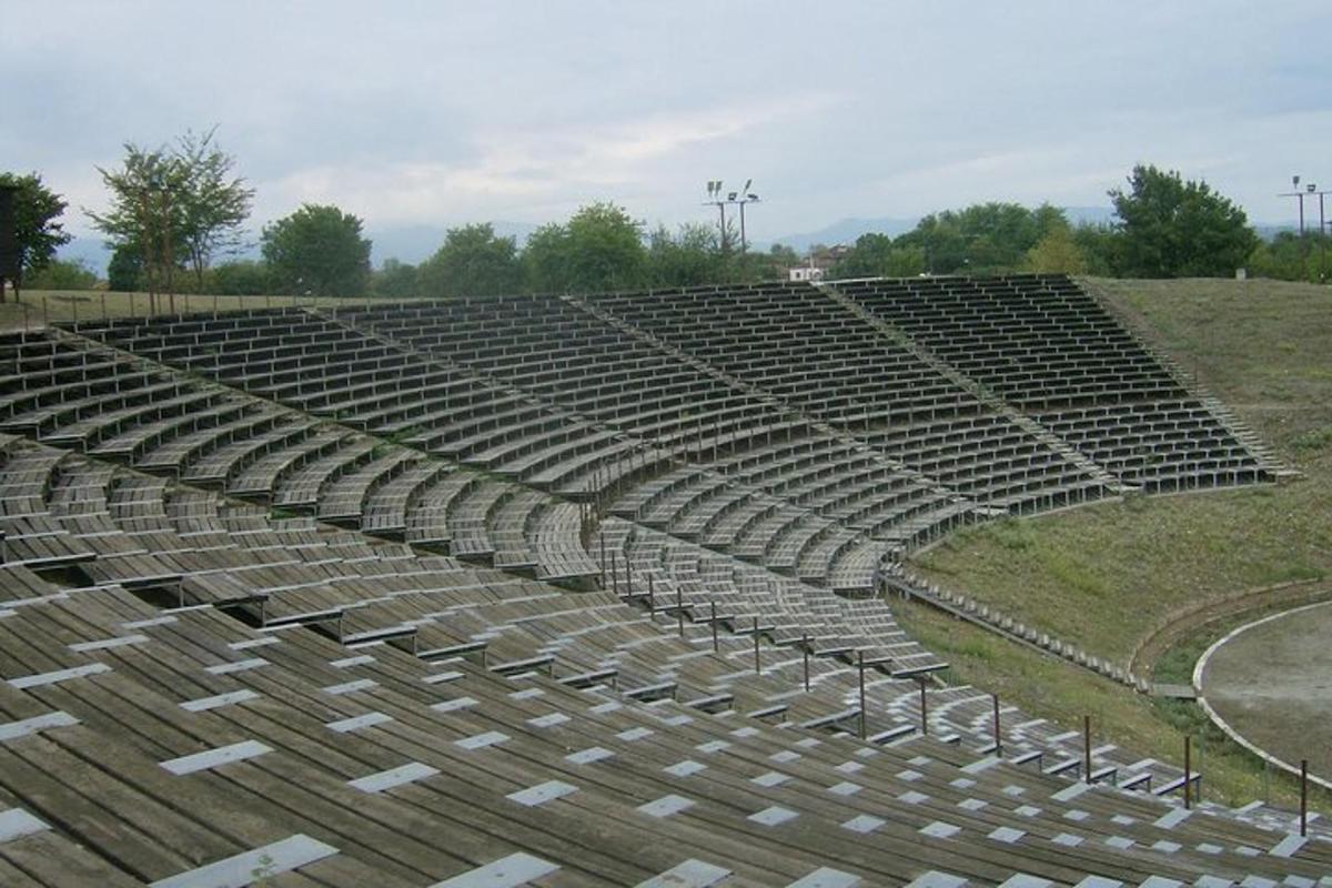 skupina prázdných tribun na stadionu