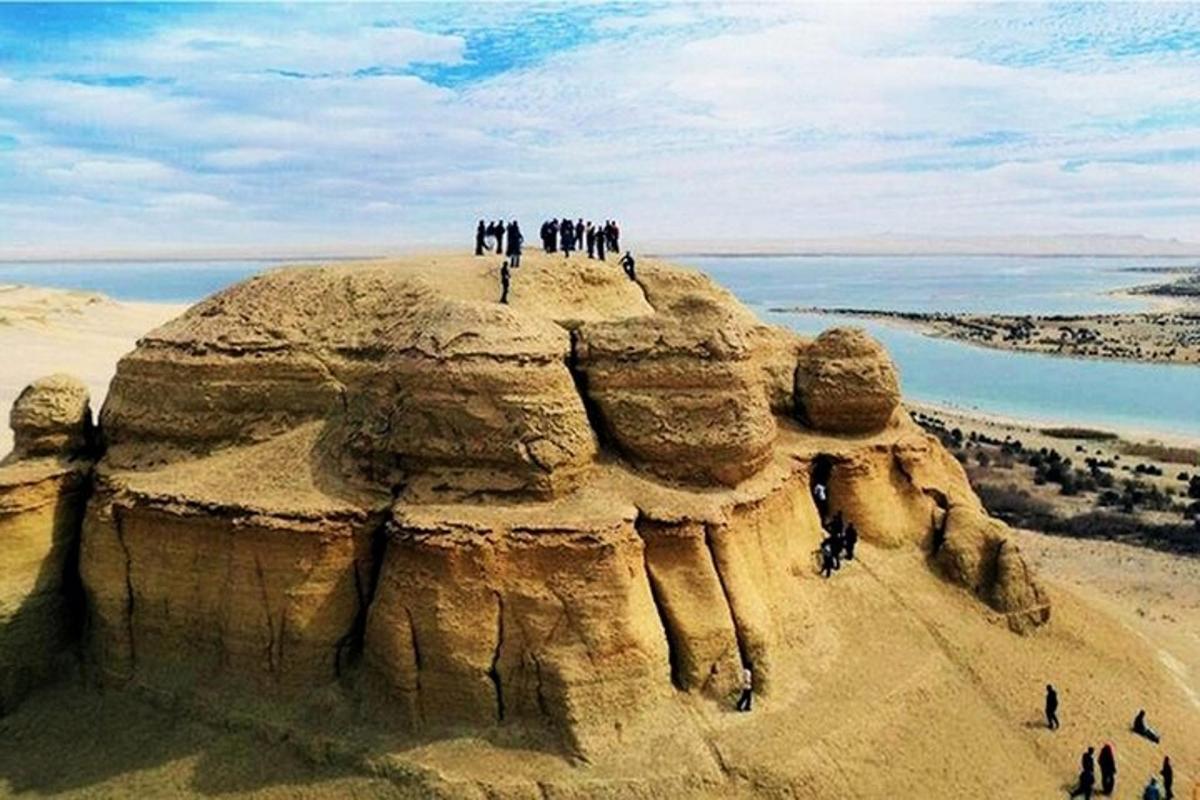 isang grupo ng mga tao na nakatayo sa ibabaw ng isang rock formation