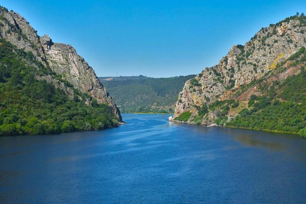 o vedere a unui râu între doi munți