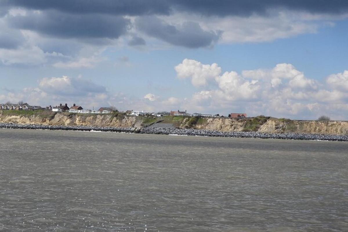 utsikt over et vannområde med en steinete strand