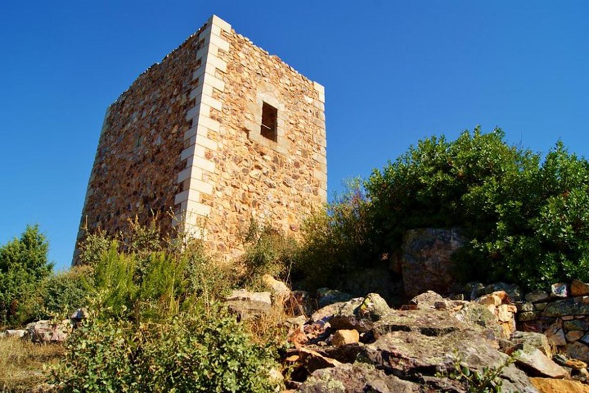 un edificio in mattoni in cima a una collina