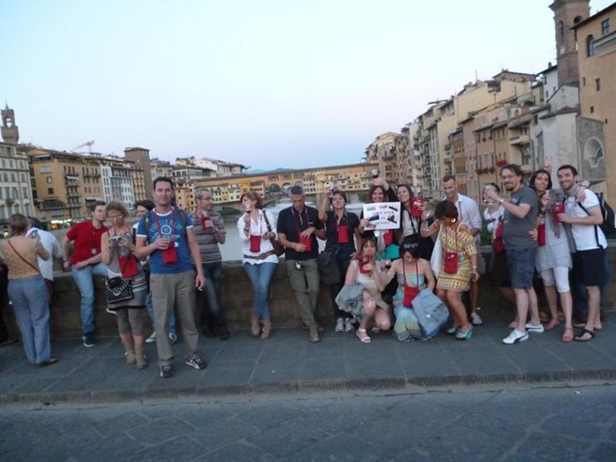 un grup de persones posant per a una foto al carrer