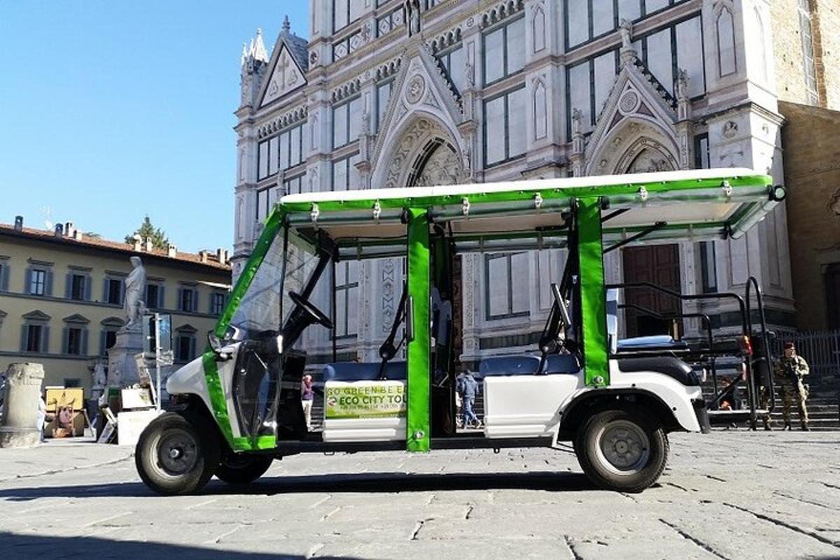 Un carrito de golf verde y blanco estacionado frente a un edificio