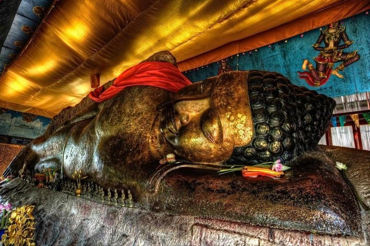 patung besar hewan besar di sebuah gedung