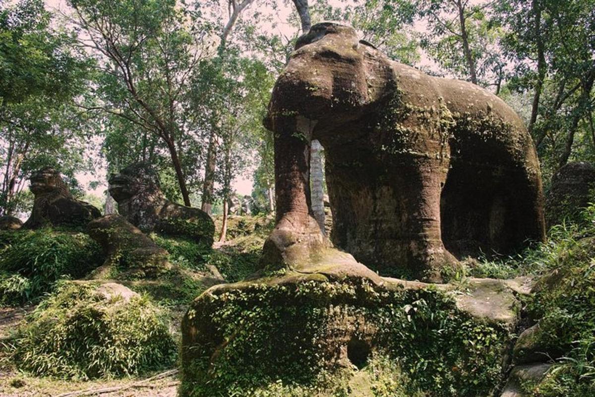 patung gajah di tengah hutan