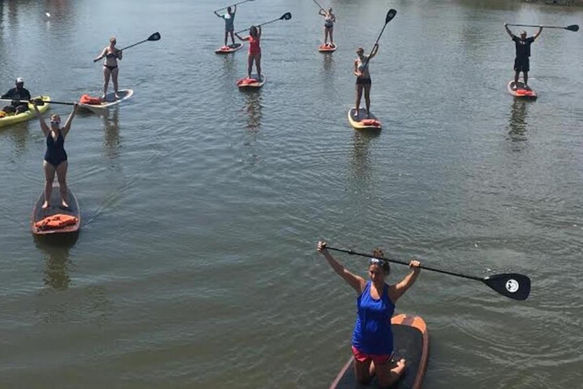 skupina lidí na paddleboardech ve vodě
