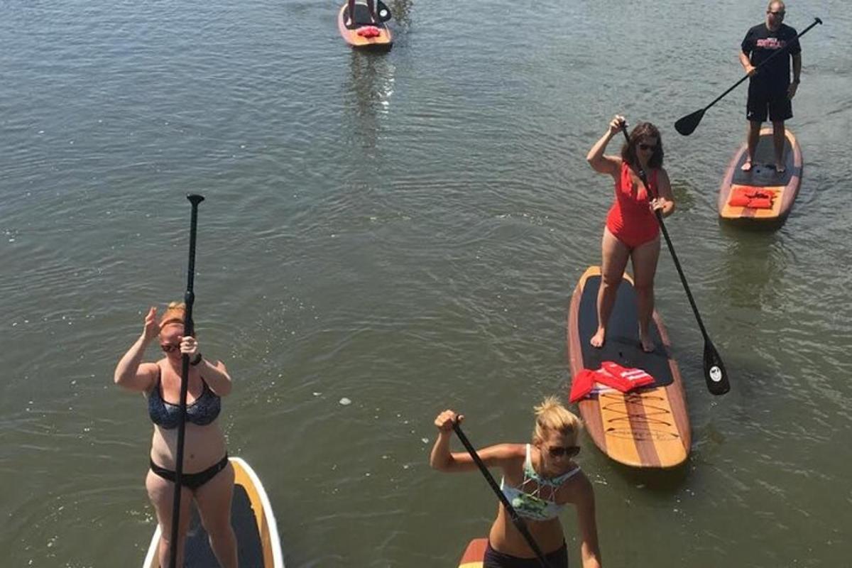 skupina lidí na paddleboardech ve vodě
