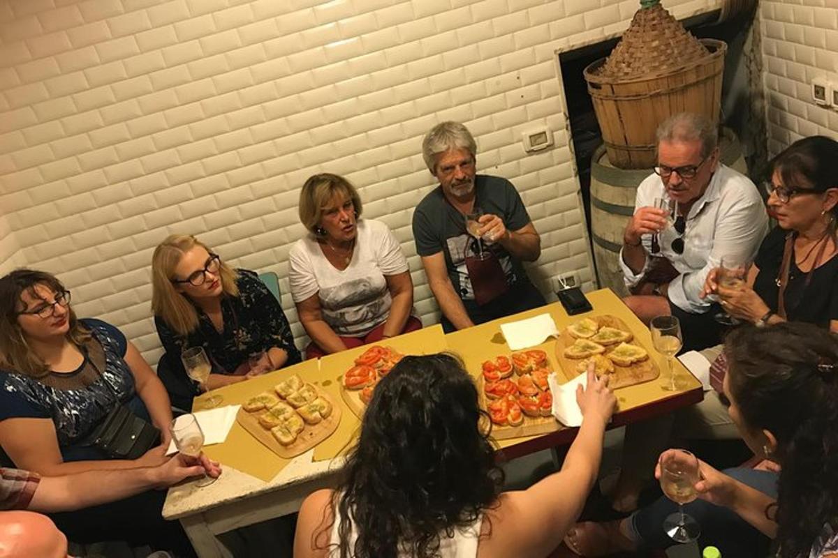 skupina lidí sedících kolem stolu a jedících jídlo