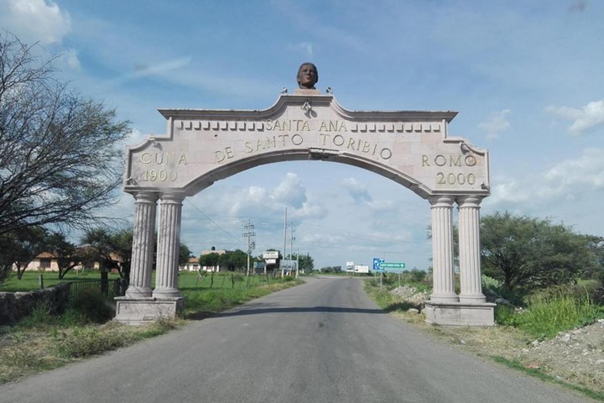 o arcadă în mijlocul drumului