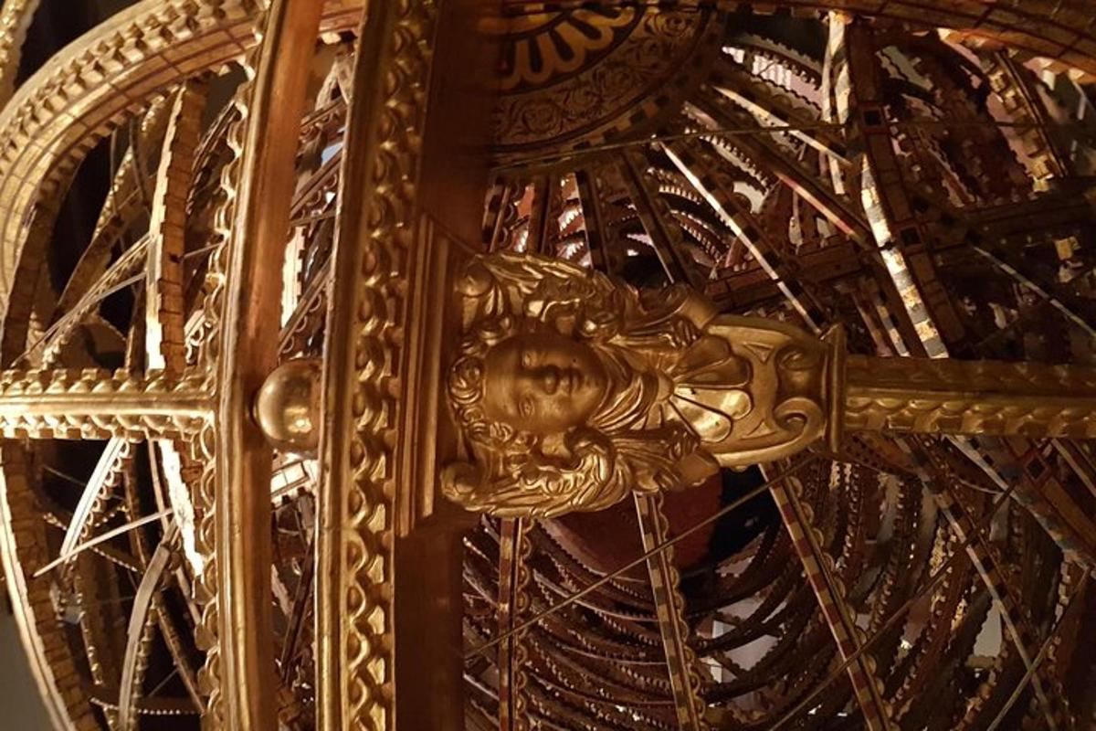 um close de um objeto dourado em um relógio