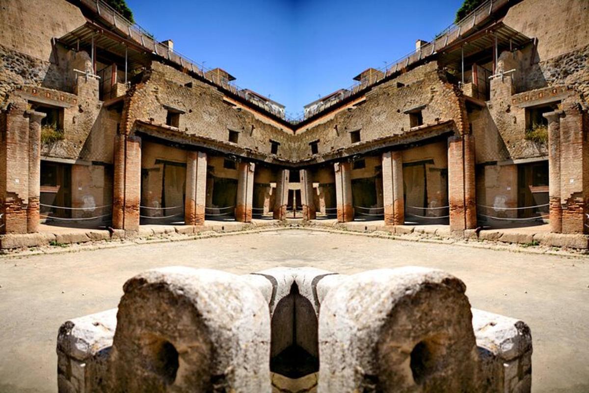 Un gran edificio de ladrillo con un montón de columnas.