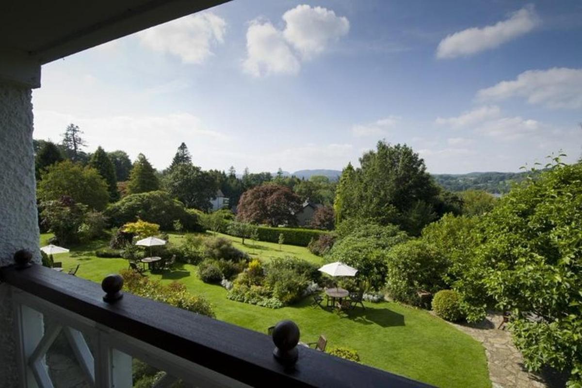 una vista di un giardino dal balcone di una casa