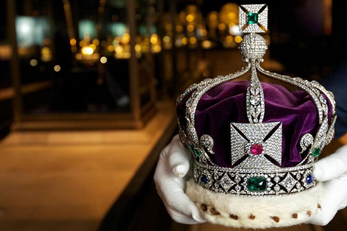 una persona que sostiene una corona en su mano
