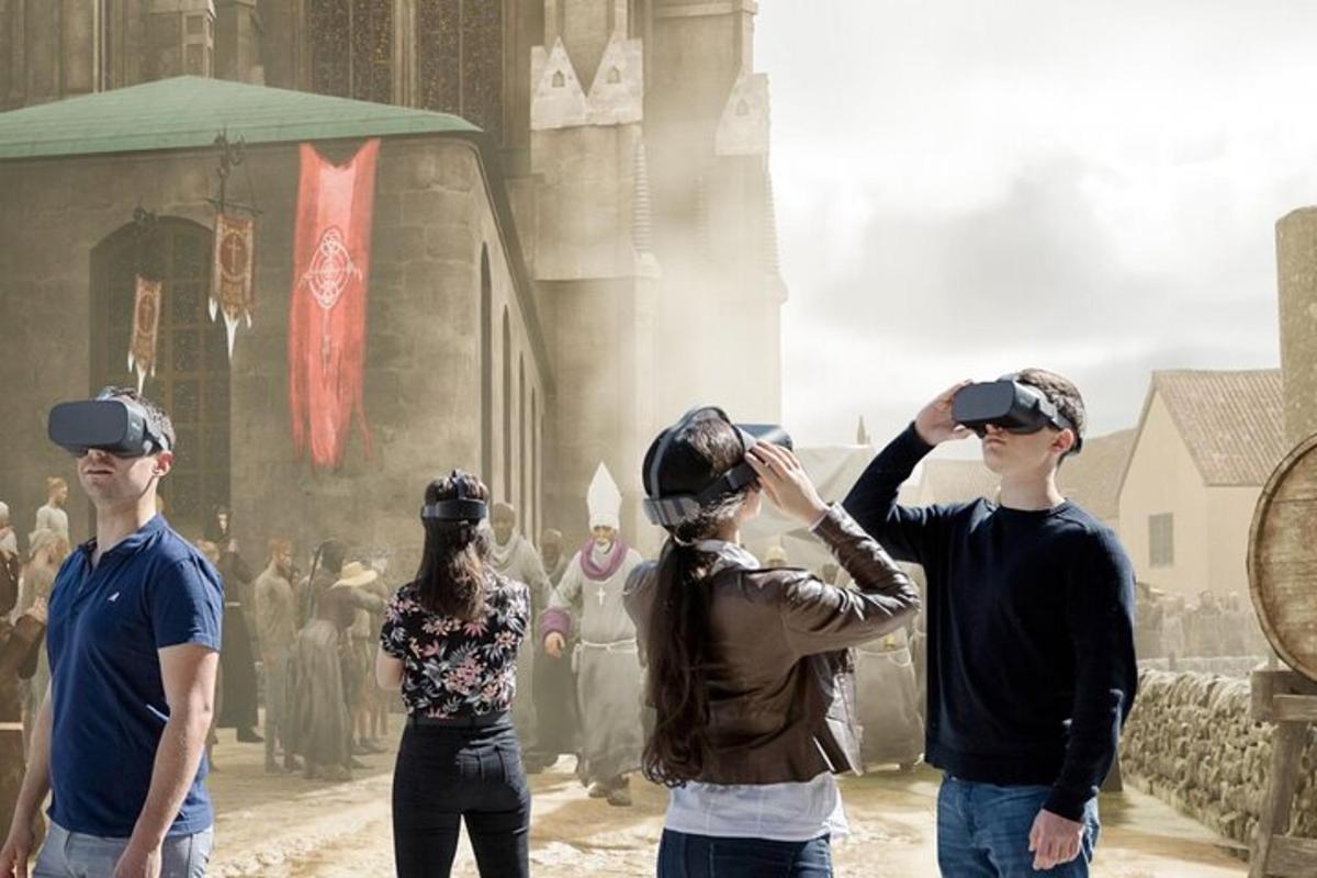 skupina lidí s brýlemi pro virtuální realitu