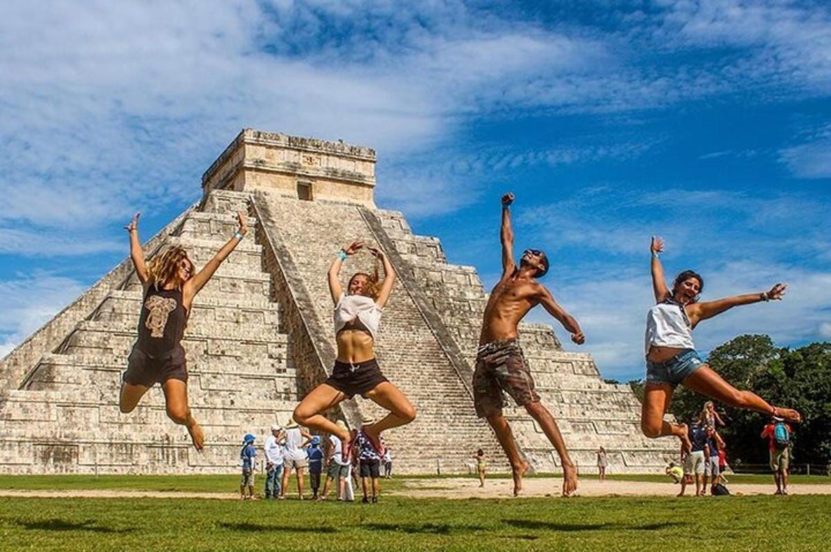 skupina lidí skákajících před pyramidou