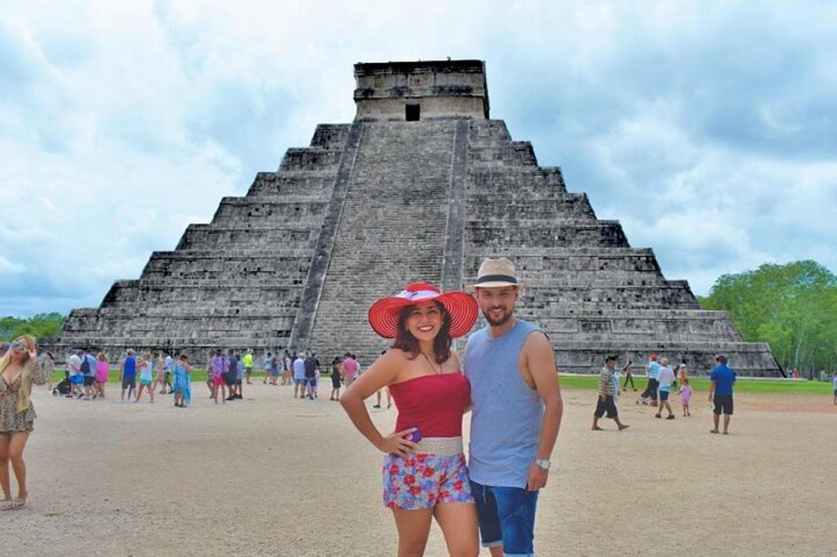 muž a žena stojící před pyramidou