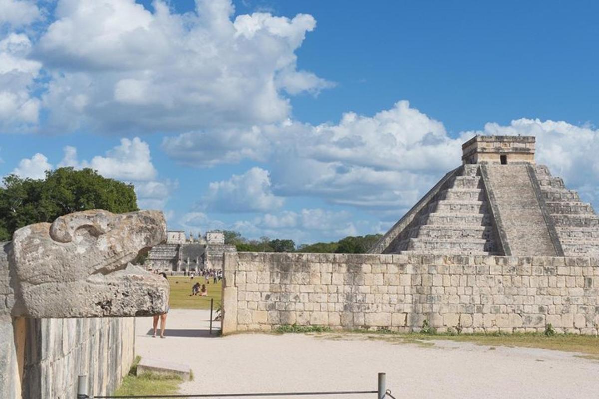 Pohled na pyramidu a zeď u mayských pyramid