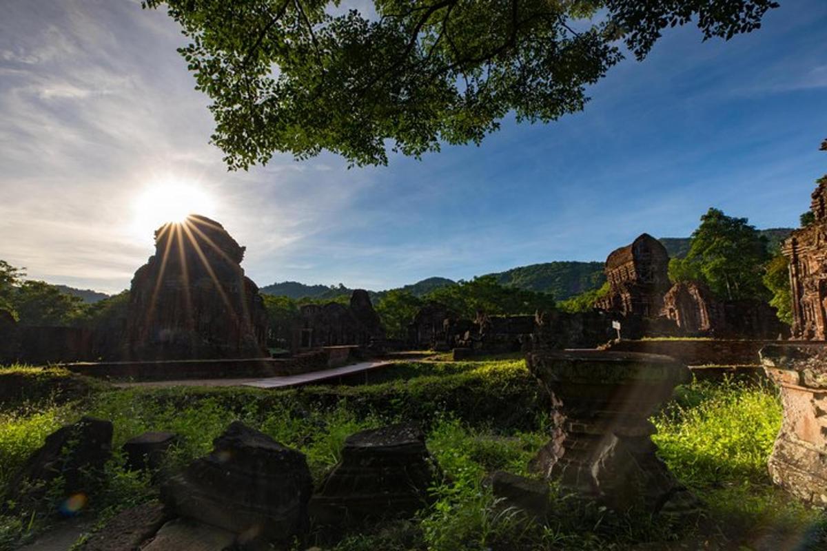 pemandangan padang dengan batu dan matahari