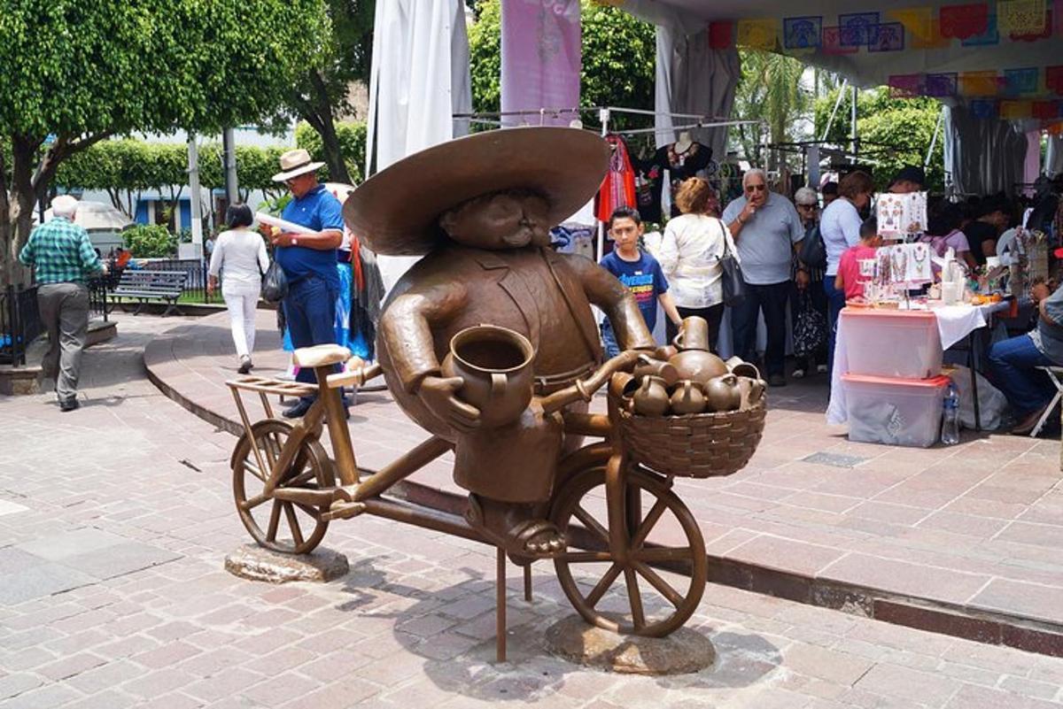 una statua di una ragazza in bicicletta con un cestino