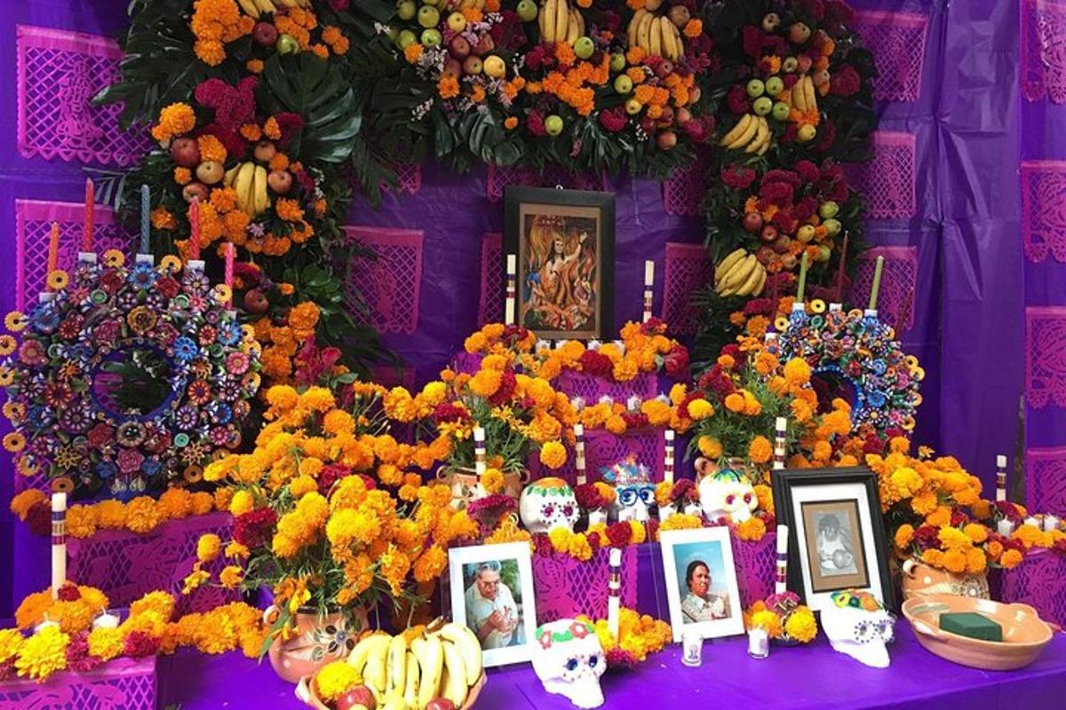 un altare viola con teschi, immagini e fiori
