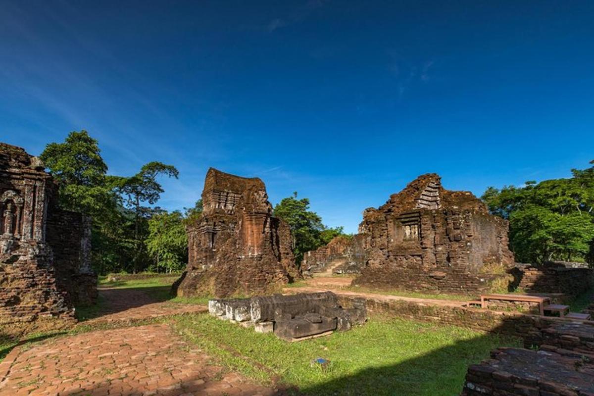 sekumpulan bangunan batu di padang dengan pokok