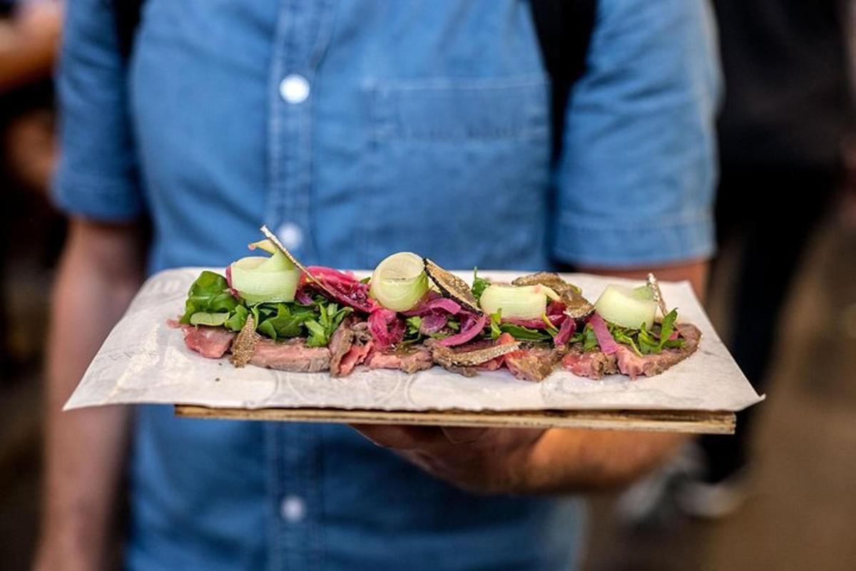 una persona sosteniendo un plato con un sándwich encima