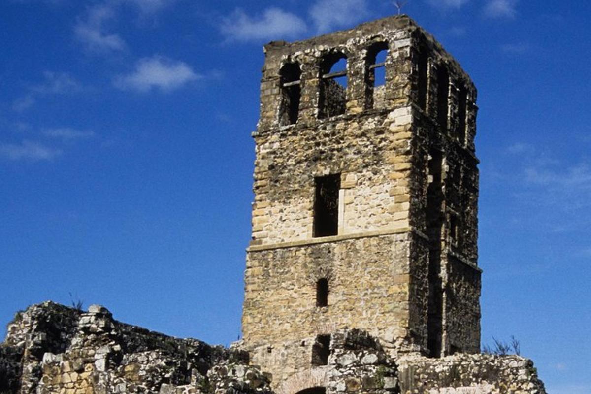 un'alta torre di mattoni in cima a un edificio