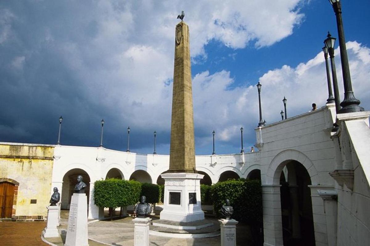 un monumento di fronte a un edificio con una torre