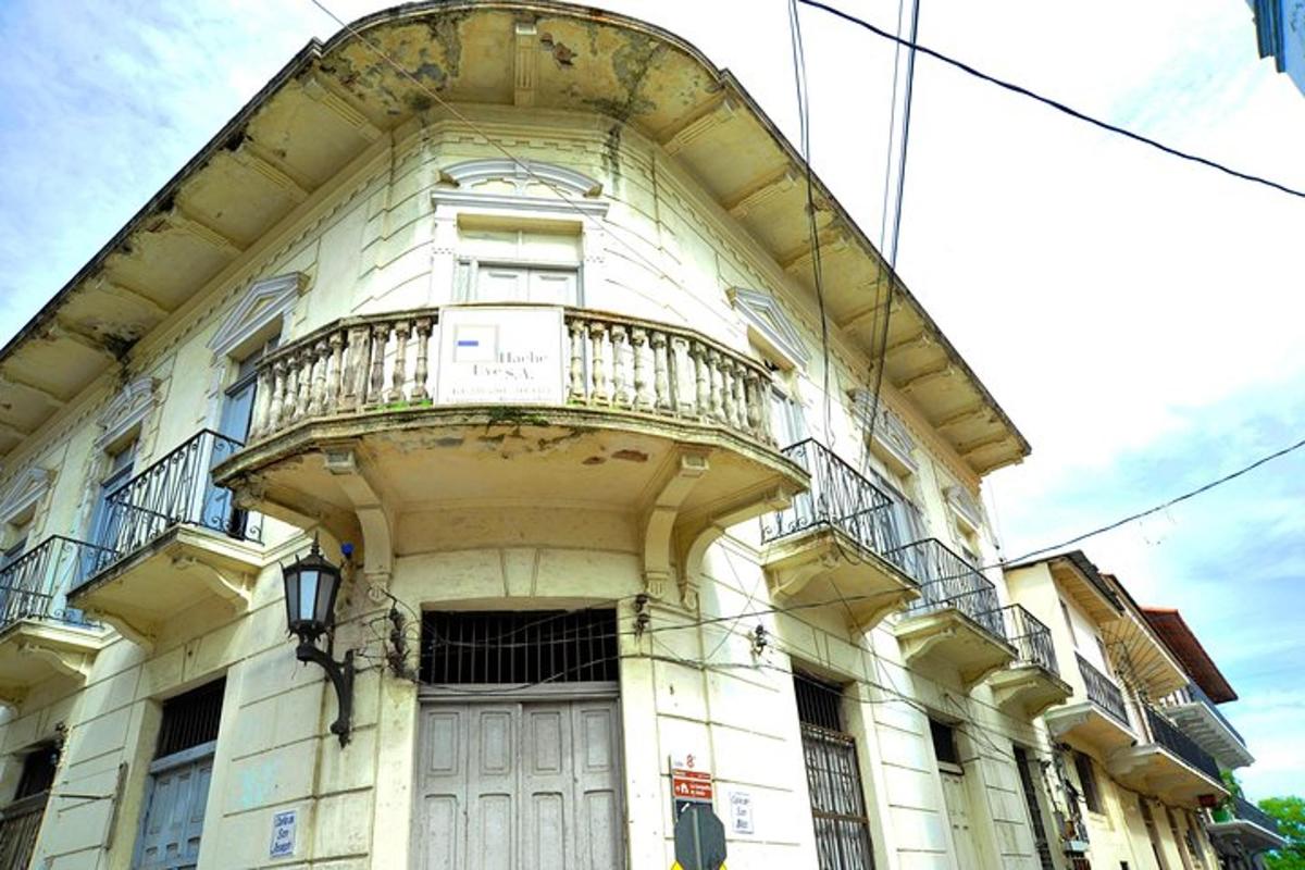 un edificio con un balcone sul lato