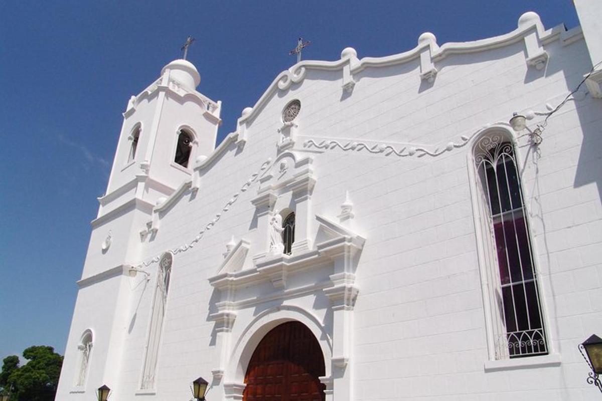 una església blanca amb un campanar a sobre