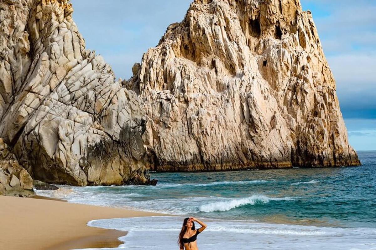 una donna che cammina su una spiaggia vicino all'oceano