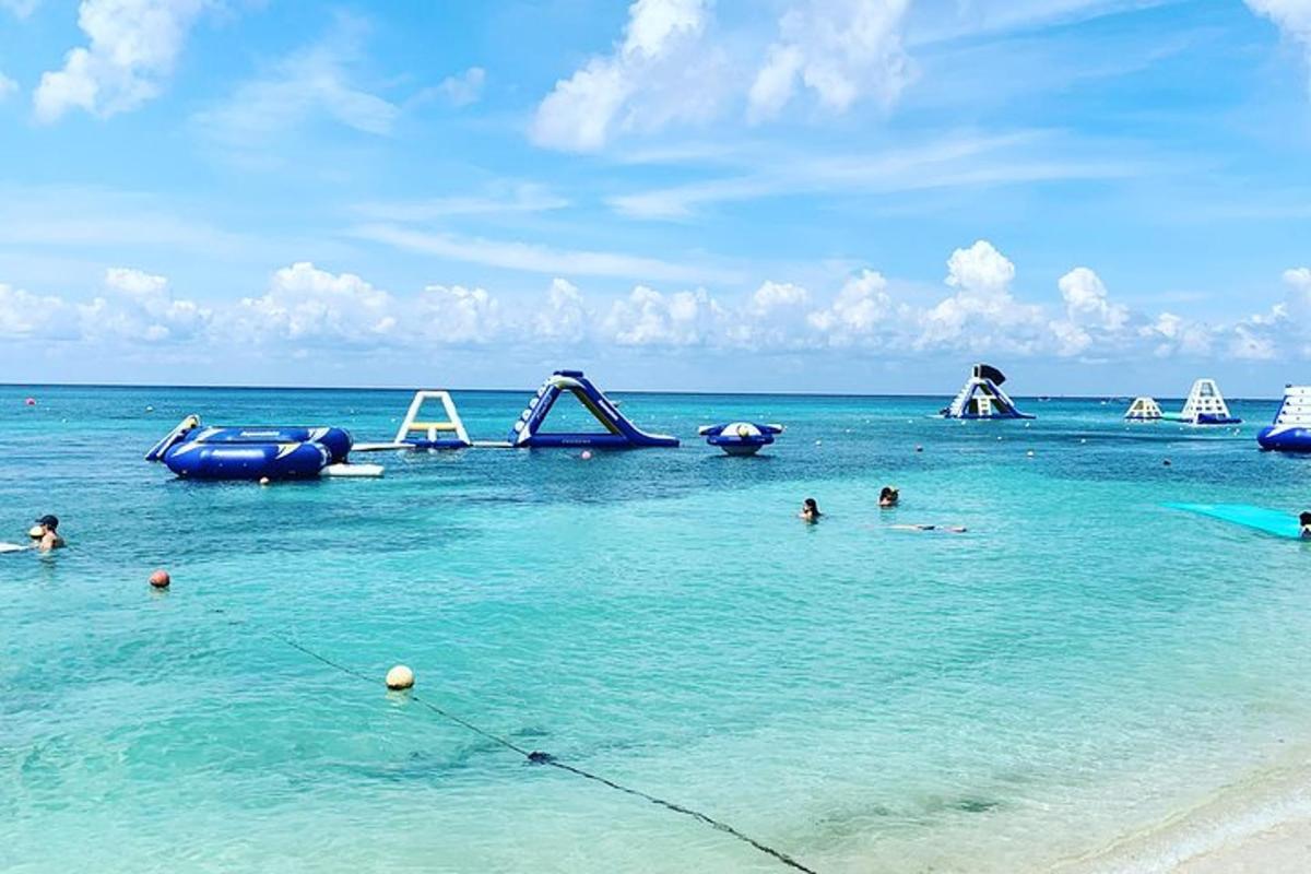 sekumpulan orang di dalam air di pantai