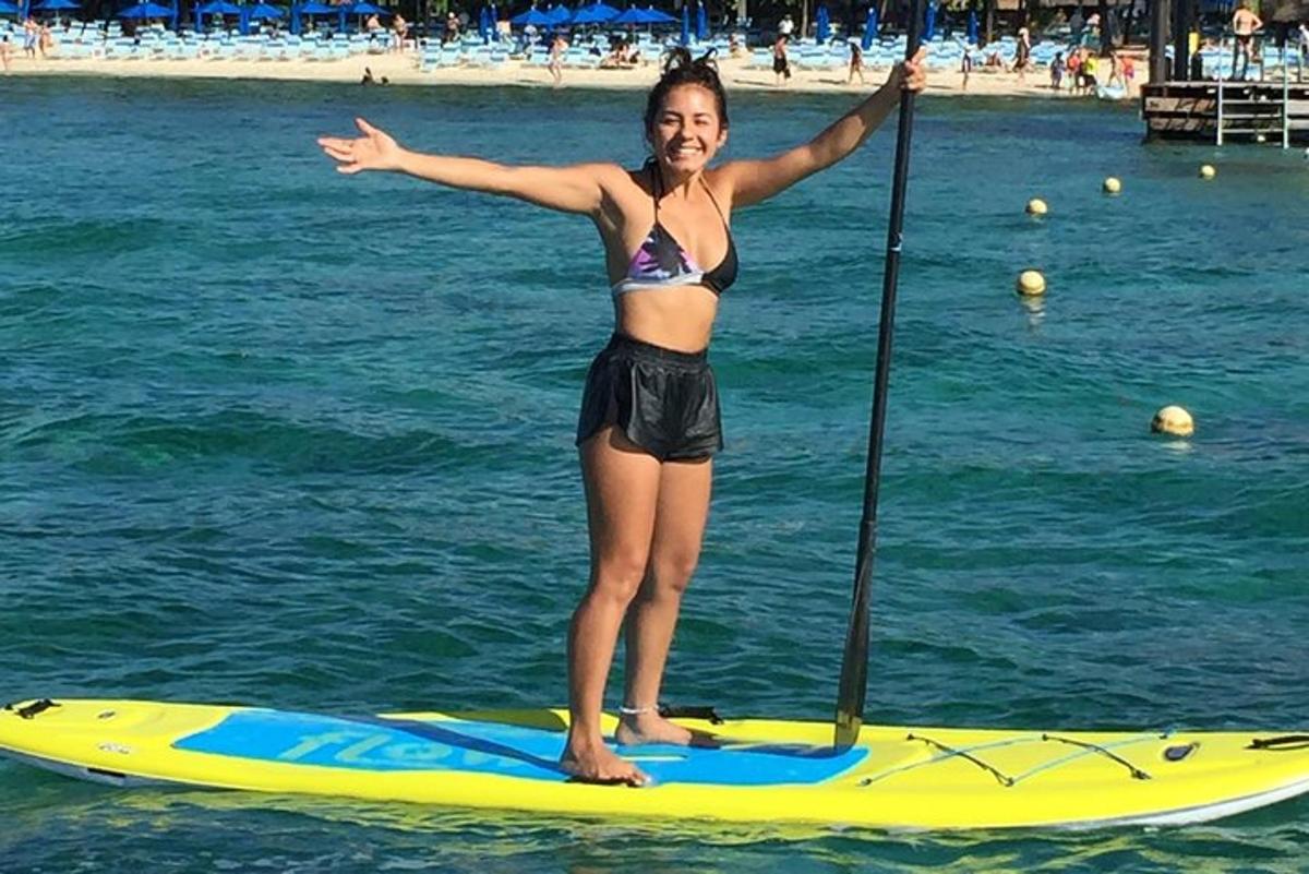 eine Frau, die auf einem Paddleboard im Wasser steht