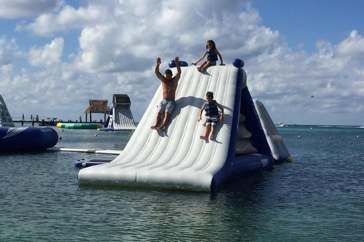 eine Gruppe von Menschen auf einer Wasserrutsche im Wasser