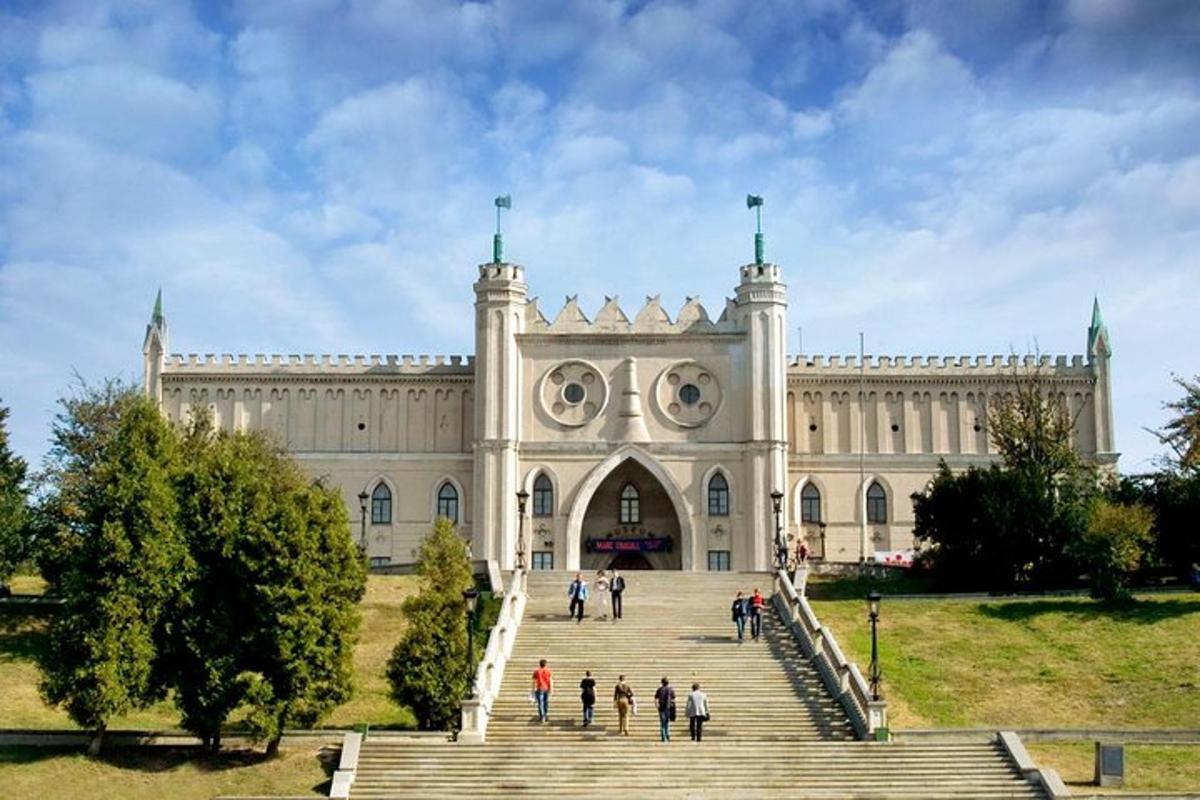 велика будівля зі сходами перед нею