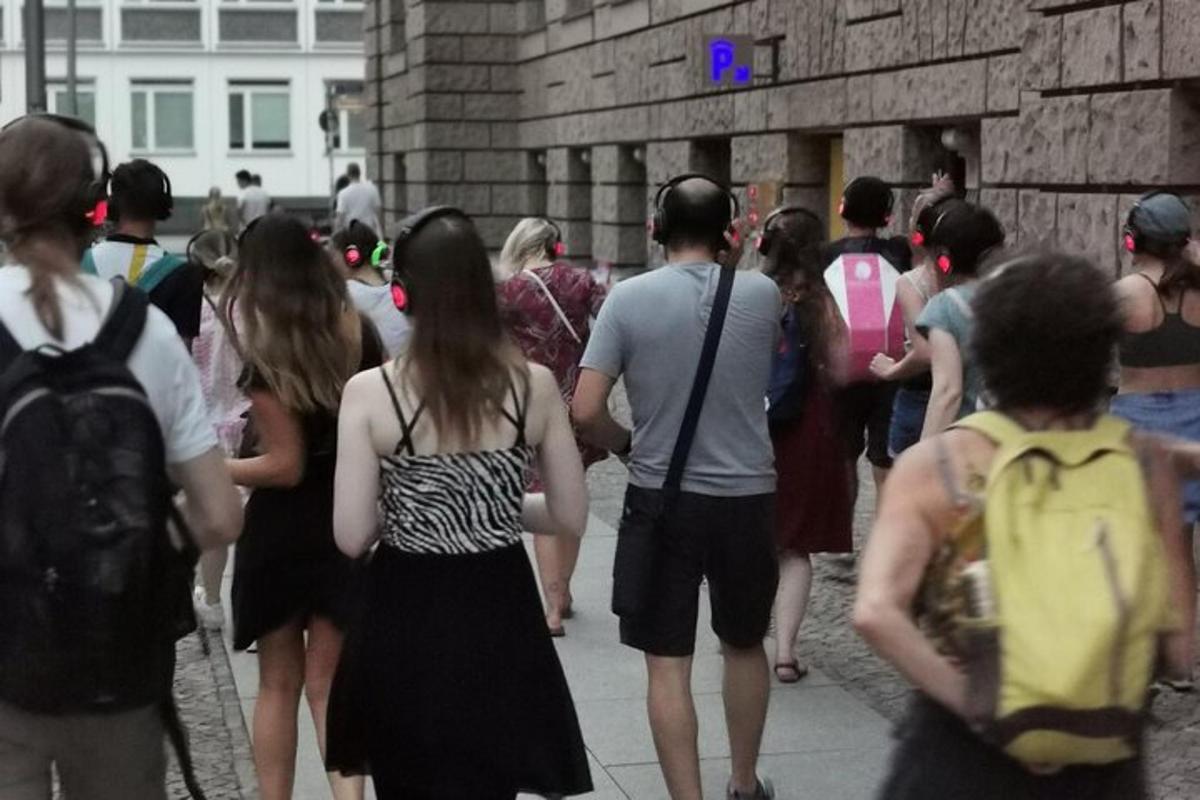 un grup de persones caminant per una vorera
