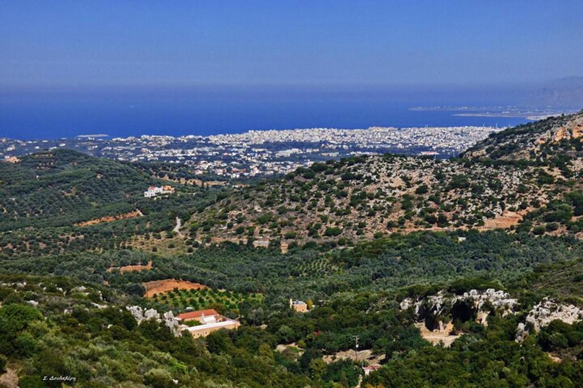 μια εναέρια άποψη μιας πόλης σε ένα βουνό