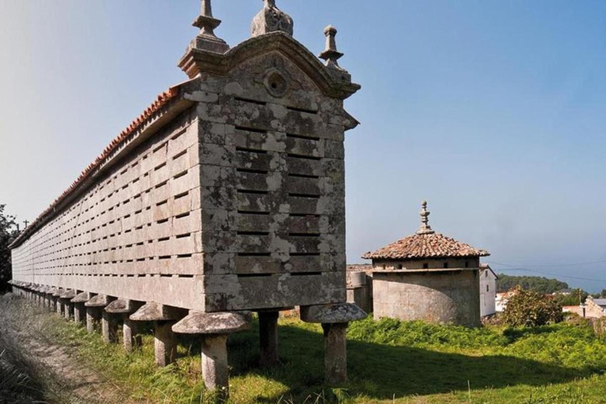 budova s křížem na vrcholu kopce