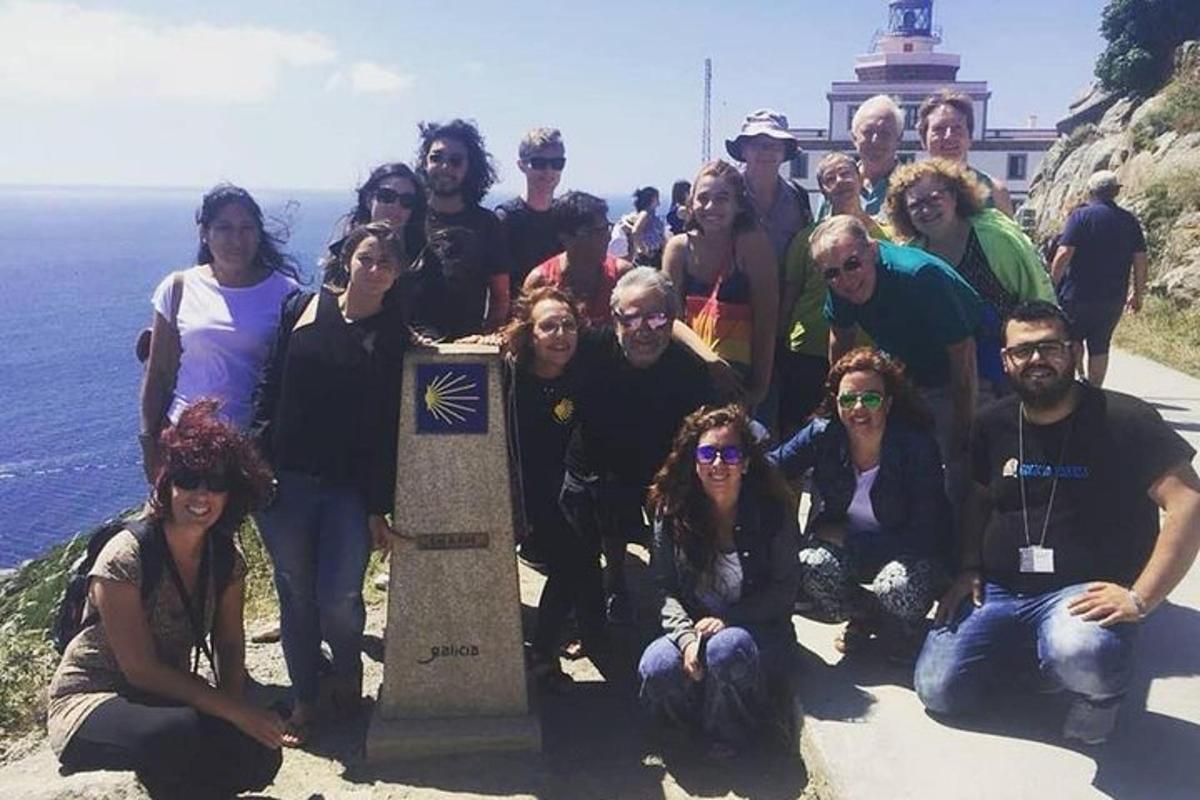 un gruppo di persone in posa per una foto con un cartello