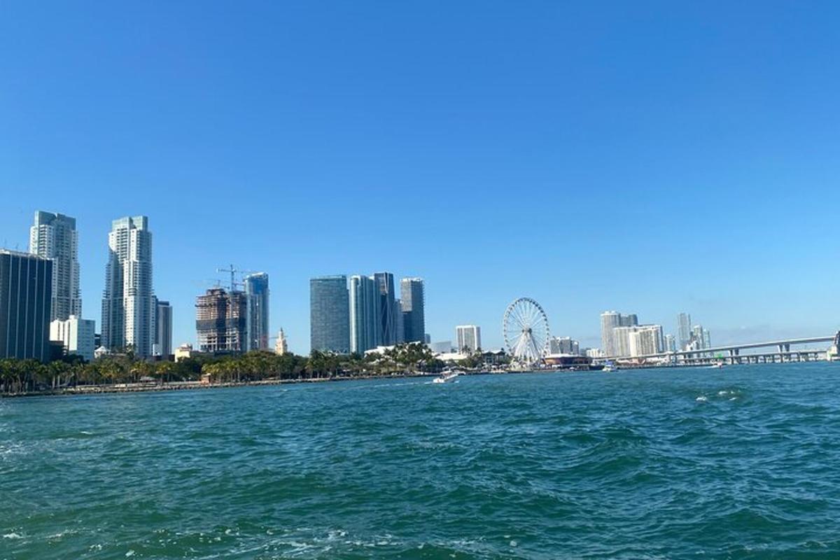 Näkymä Brisbanebaneen vedestä kaupunkiin