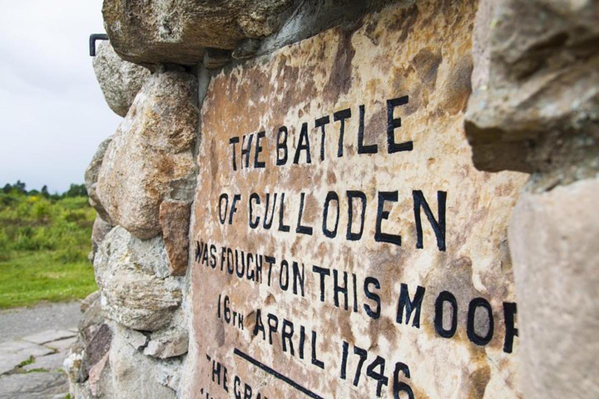 a sign on the side of a rock wall