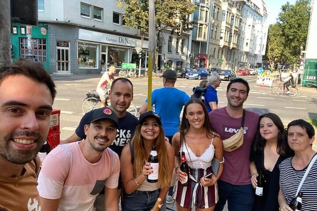 un gruppo di persone in posa per una foto per strada