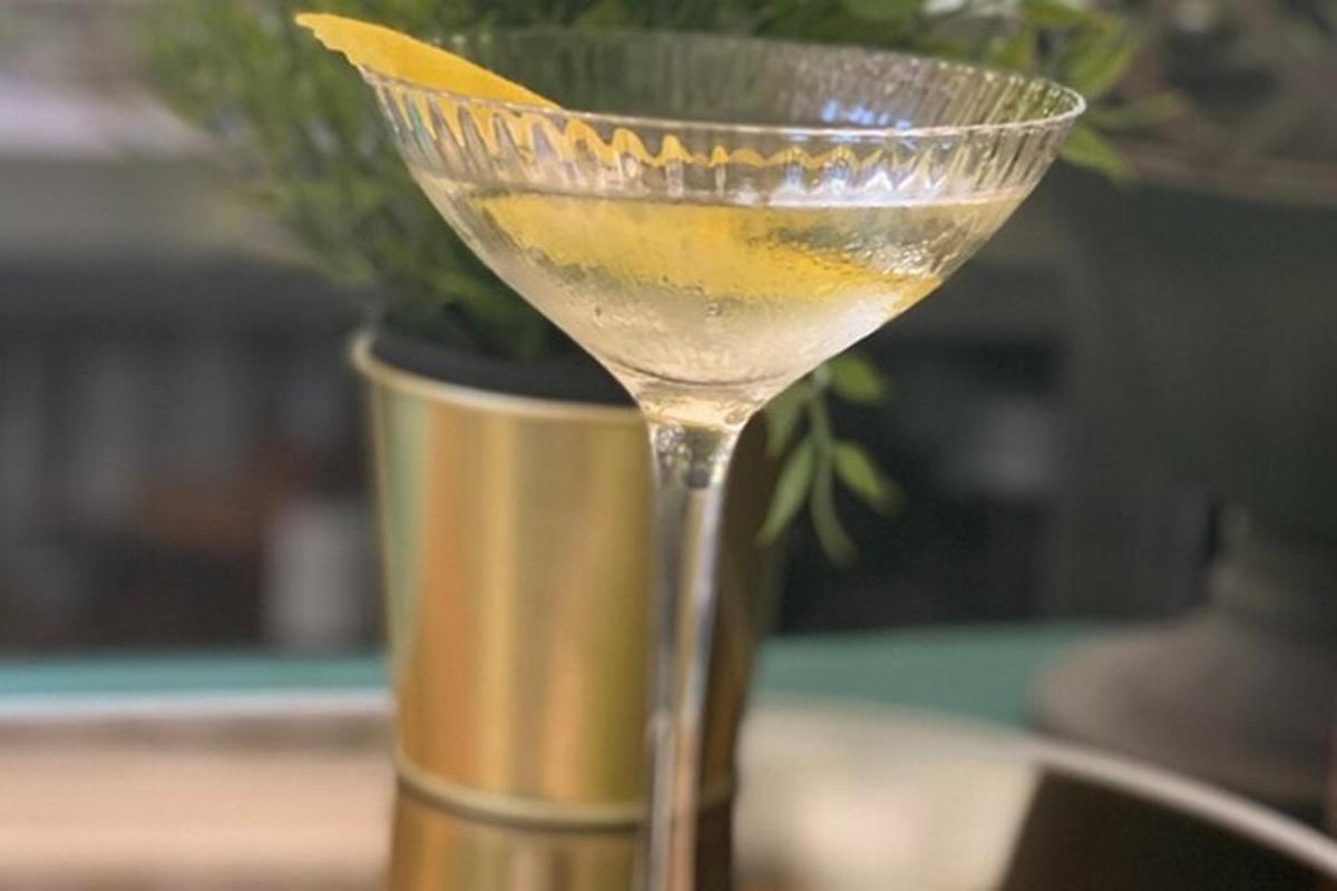 egy martini pohár egy citromszelettel