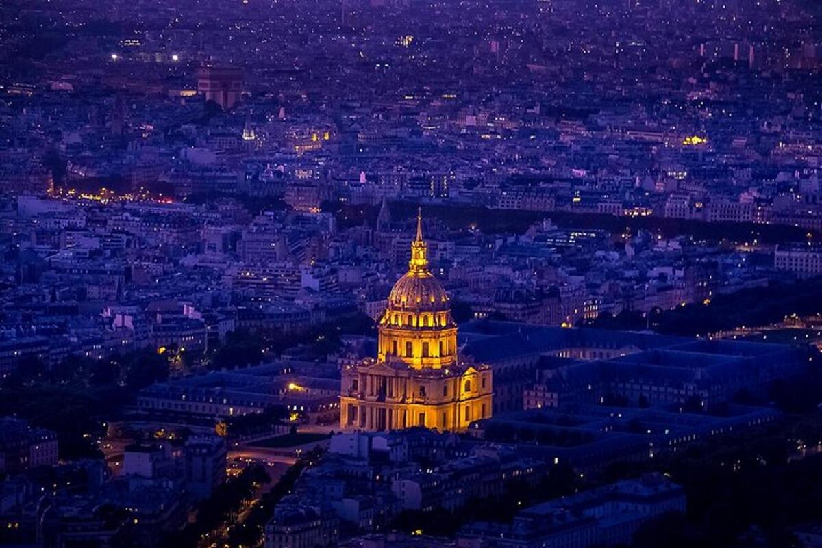 una vista del Campidoglio illuminato di notte